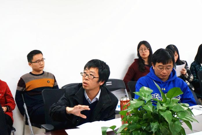 图三 师生交流 图三 师生交流