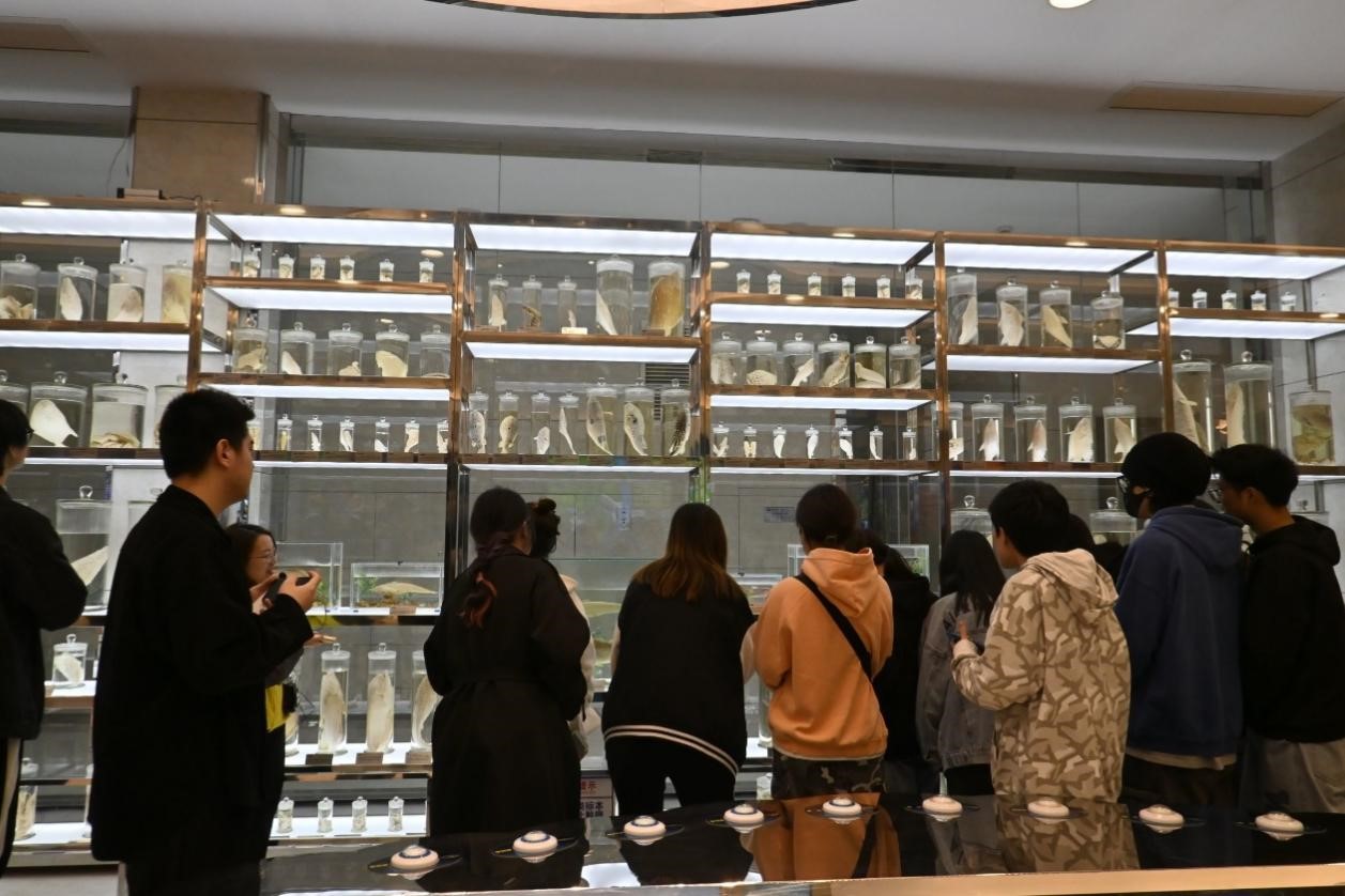 一群人站在室内 描述已自动生成