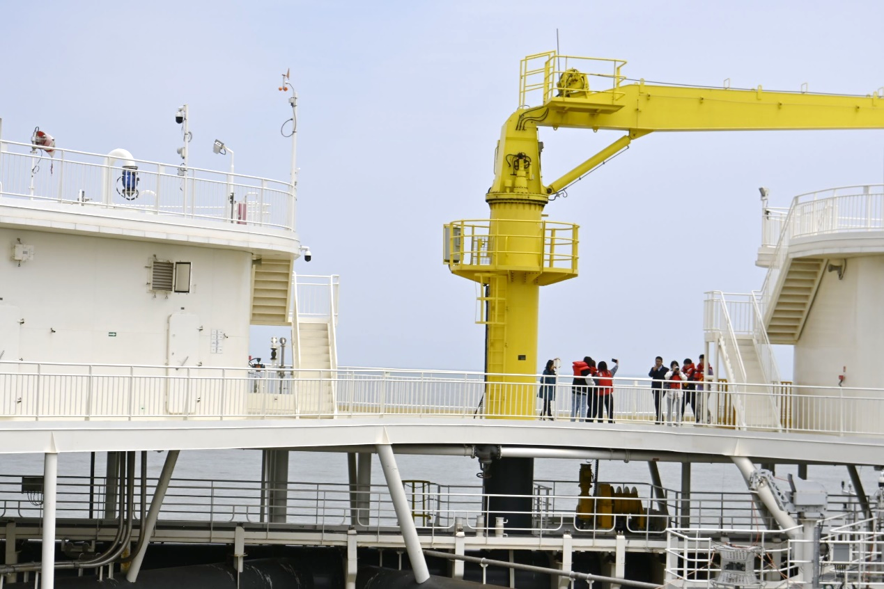 水中的轮船 中度可信度描述已自动生成