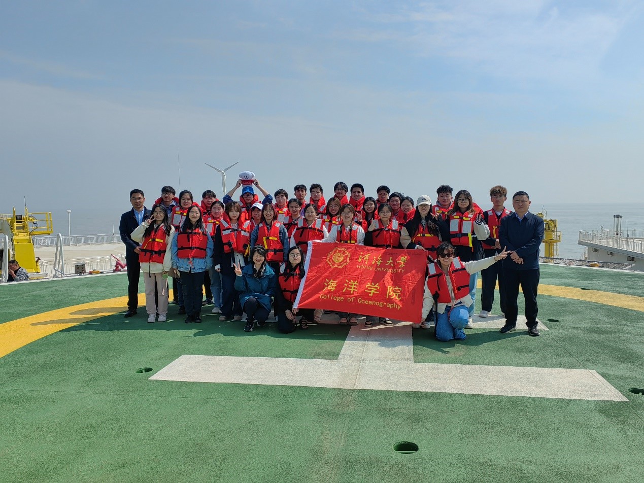 一群人站在草地上 描述已自动生成