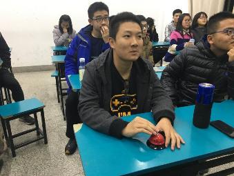 积极抢答的同学们 积极抢答的同学们